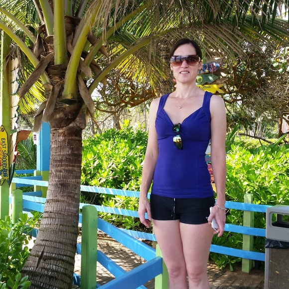 Meet your Posher, Lesley - Picture 1 of 3